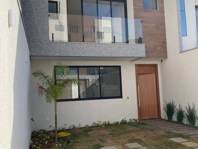 #557 - Casa para Venda em Santana do Paraíso - MG - 2